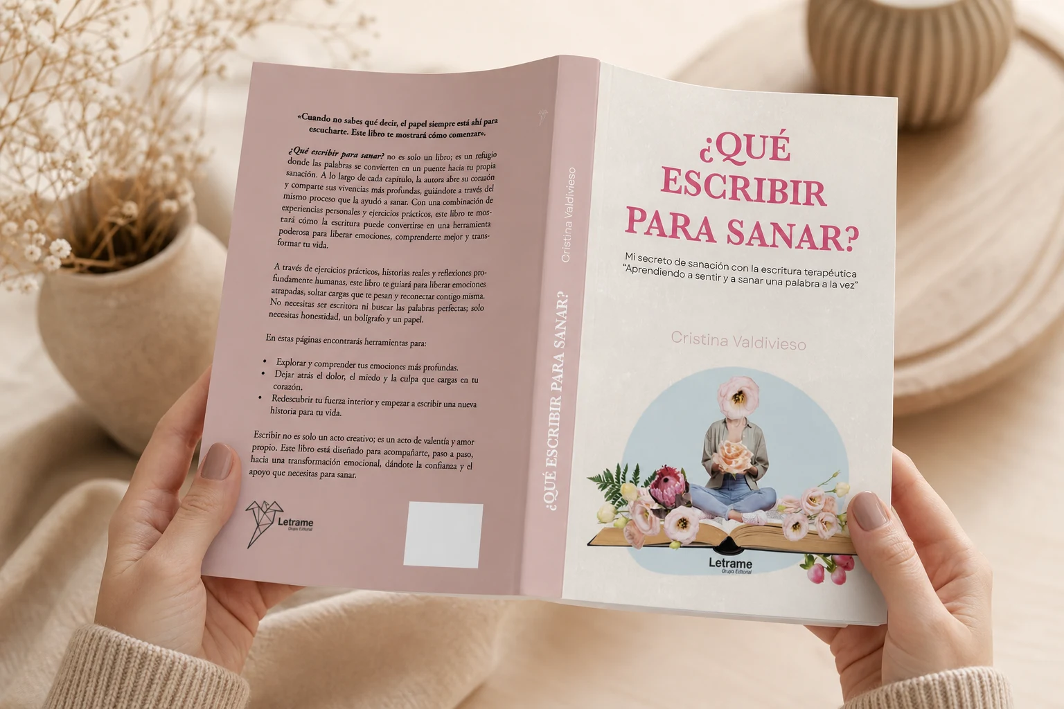 Manos sosteniendo el libro '¿Qué escribir para sanar?' de Cristina Valdivieso